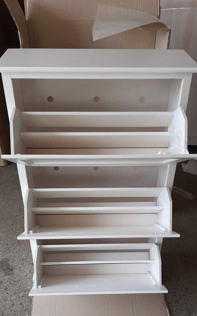Dettaglio mobile scarpiera bianco opaco, ideale per arredare ingressi classici.